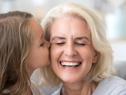 Starija mama, baka, dete, devojčica, unuka