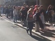 Ljudi u koloni čekaju ispred umetničke Galerije Sanjaj u Dositejevoj 11