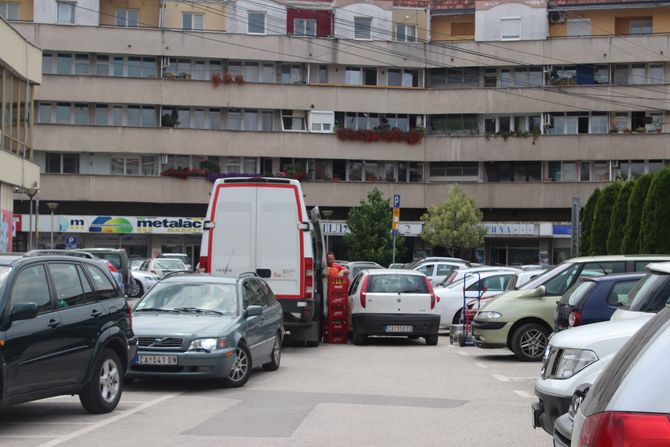 parking, čačak, napad, sekira