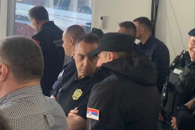 Ministar Vulin na meču Zvezde i Partizana pružio podršku policiji Ministar Vulin na meču Zvezde i Partizana pružio podršku policiji
