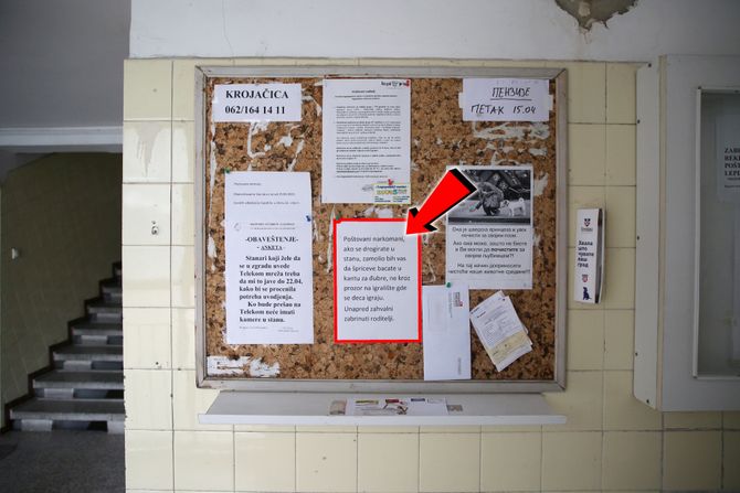 Oglasna tabla, Crveni soliter Oglasna tabla, Crveni soliter