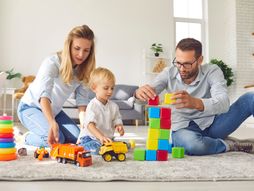 Dete igra mama tata kreativnost