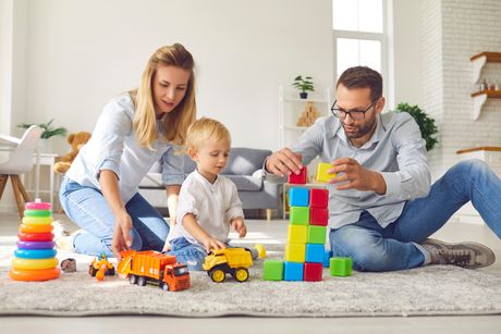 Dete igra mama tata kreativnost Dete igra mama tata kreativnost