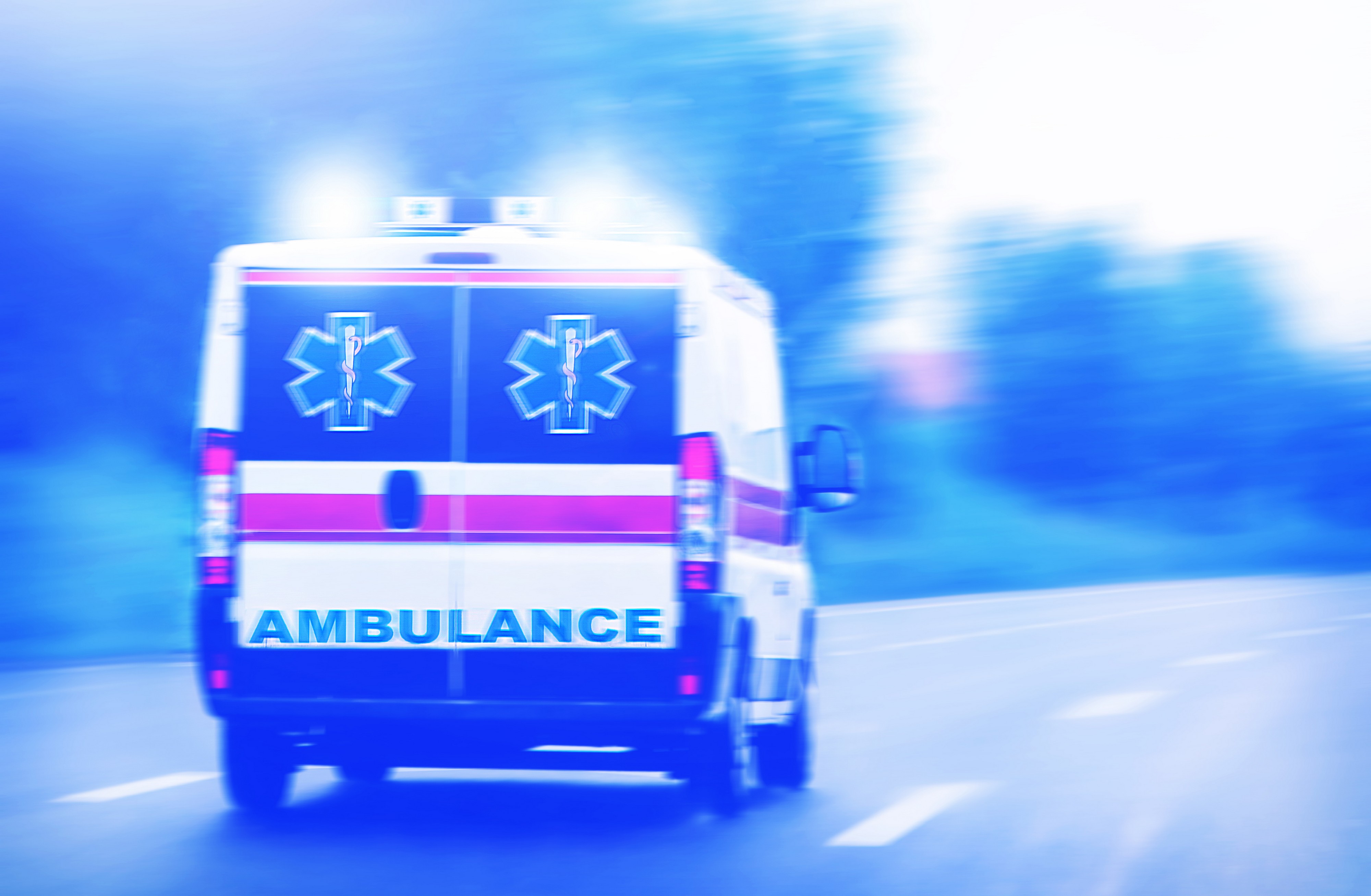 UZNEMIRUJUĆI PRIZOR KOD ŠAPCA: Oboren biciklista leži na putu, srča svuda oko njega