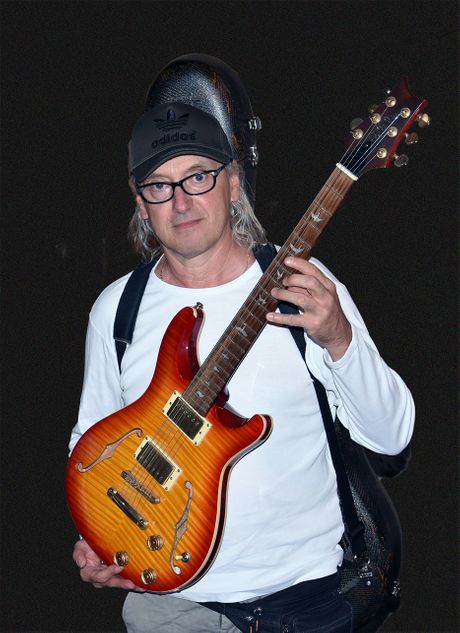 Ratko Zjača sa gitarom Paul Reed Smith - Arhiva Nisville festivala