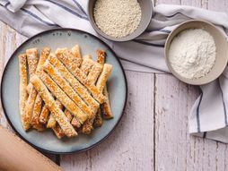 Štapići sa susamom, slano pecivo, koktel, posno, grickalica