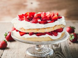 Torta sa jagodama, jagode, slatko, slatkiši, dezert