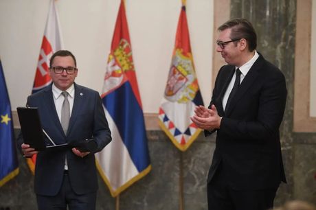 Aleksandar Vučić, Orden srpske zastave, Ladislav Hamran