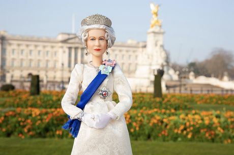 Barbie,  Queen Elizabeth II
