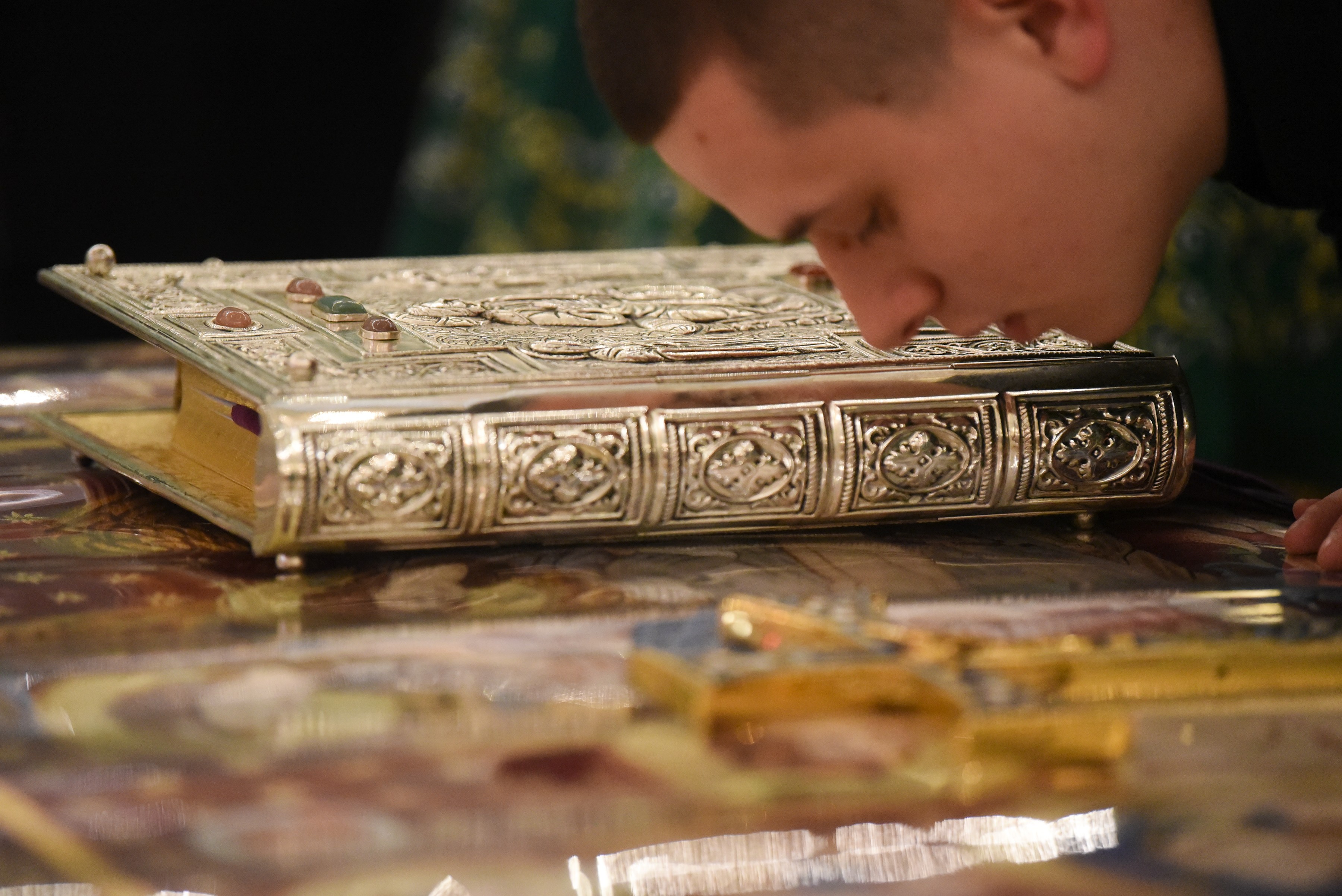 Vernici satima strpljivo čekaju: Pogledajte nepregledne redove ispred Hrama u ovom gradu