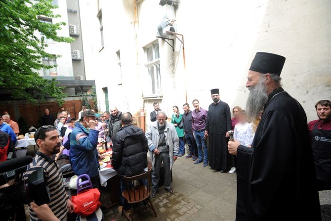 Patrijarh Porfirije na vaskršnjem rućku sa beskučnicima Uskrs