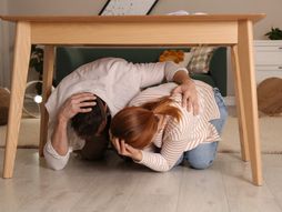 Zemljotres skrivanje sakrivanje par sakriven ispod stola sto