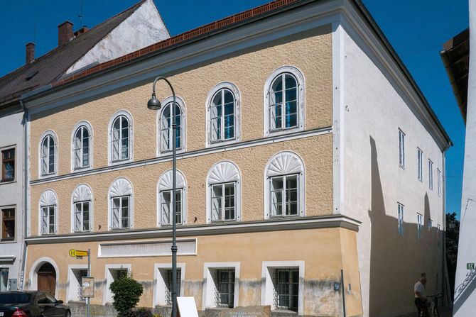 Hitlerova kuća u Braunau, Adolf Hitler Hitlerova kuća u Braunau, Adolf Hitler