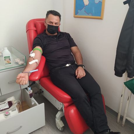 Policajac Saša Mladenović, dobrovoljno davanje krvi