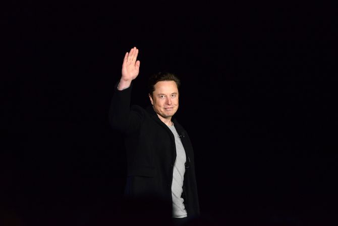 Elon Musk ubacila sam sa tanjuga razne ako ti treba