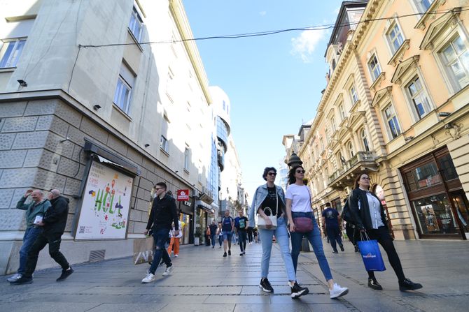 Lepo vreme, vremenska prognoza, sunčano, sunce, centar grada, šetači, kafići