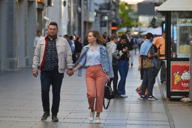 Lepo vreme, vremenska prognoza, sunčano, sunce, centar grada, šetači, kafići