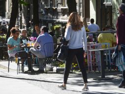 Lepo vreme, vremenska prognoza, sunčano, sunce, centar grada, šetači, kafići