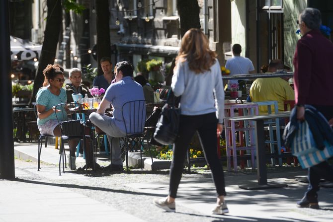 Lepo vreme, vremenska prognoza, sunčano, sunce, centar grada, šetači, kafići