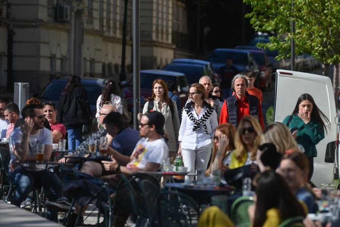 Lepo vreme, vremenska prognoza, sunčano, sunce, centar grada, šetači, kafići