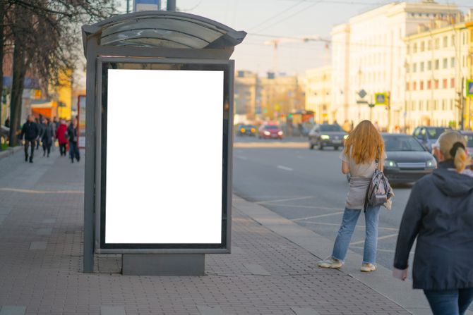 Devojčica,  autobuska stanica, popela se na krov stanice