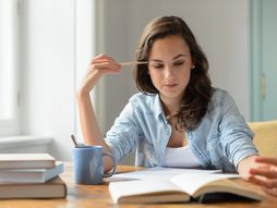Devojka student učenje studiranje