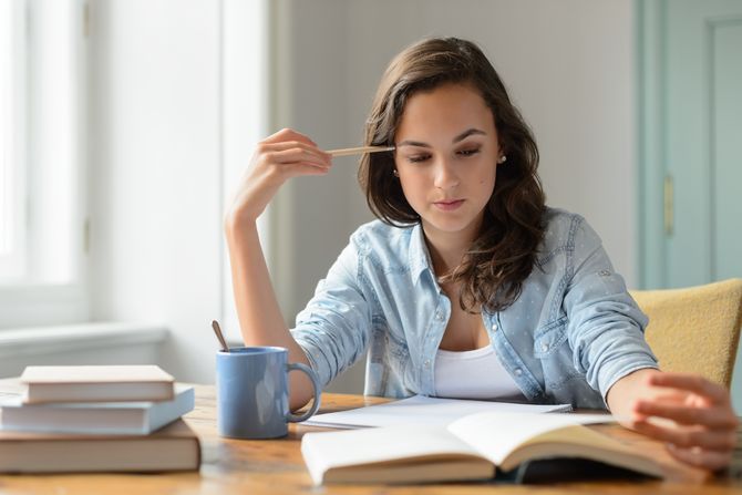 Devojka student učenje studiranje