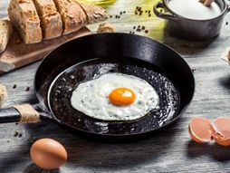 Jaja, pržena jaja, tiganj, doručak