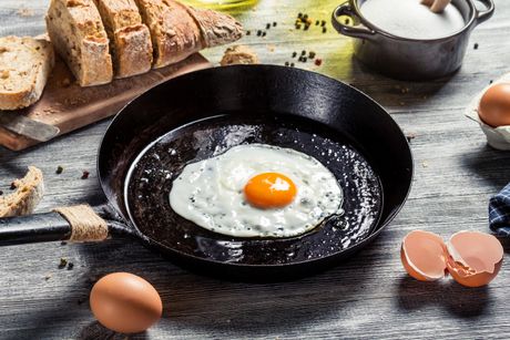Jaja, pržena jaja, tiganj, doručak