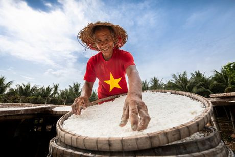 Radnici u Vijetnamu pakuju brašno da se suši na suncu