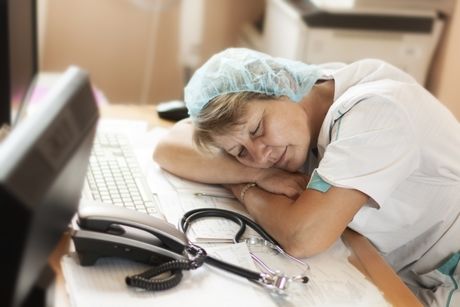 medicinska sestra telefon posao spava na poslu, umor