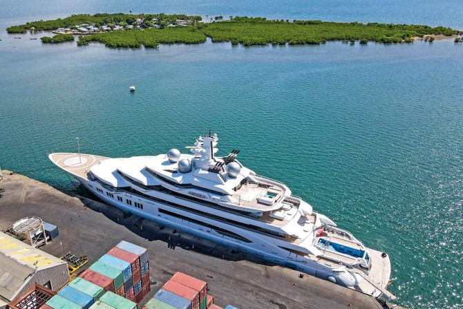 Rusuja, jahta, Fiji Russia Superyacht Amadea