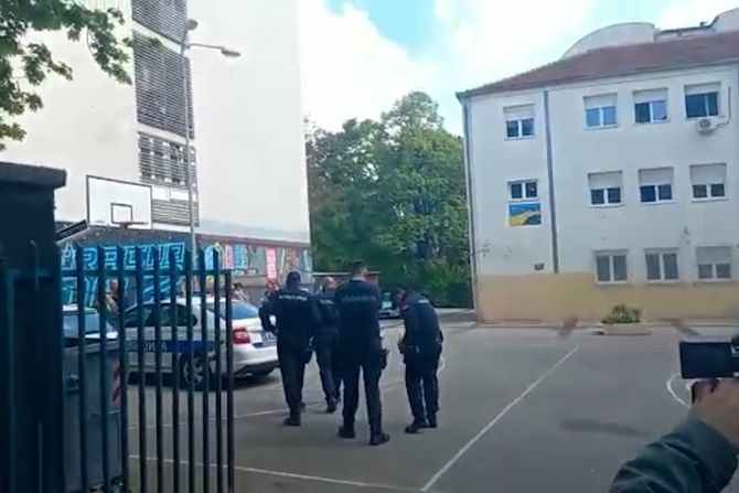 Dolazak policije u 14. gimnaziju na Vracaru, dojava o bombi