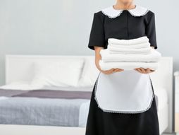 Sobarica peškiri drži peškire čisti sobu spremačica