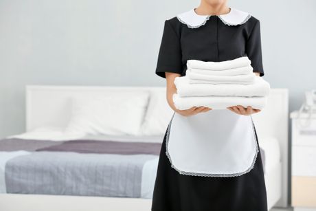 Sobarica peškiri drži peškire čisti sobu spremačica
