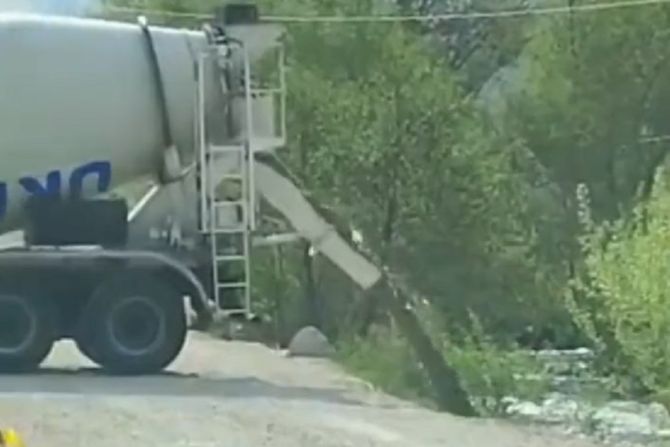 Mešalica za beton, zagađenje, reka Raška Mešalica za beton, zagađenje, reka Raška