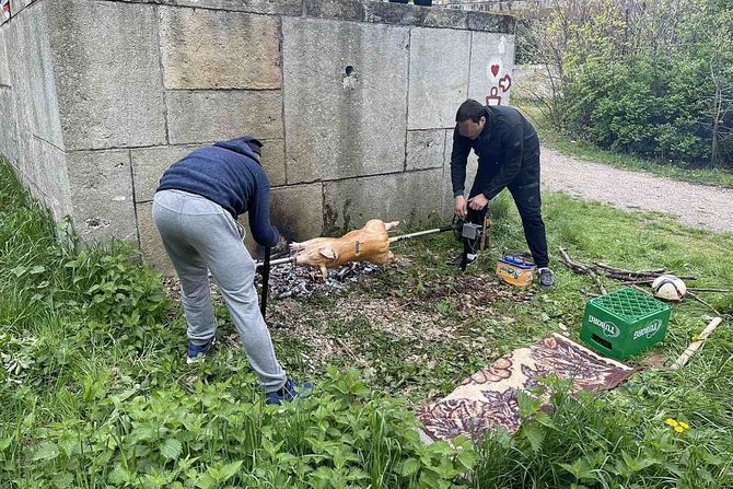 Fruška gora, spomenik pečenje prasence prvi maj