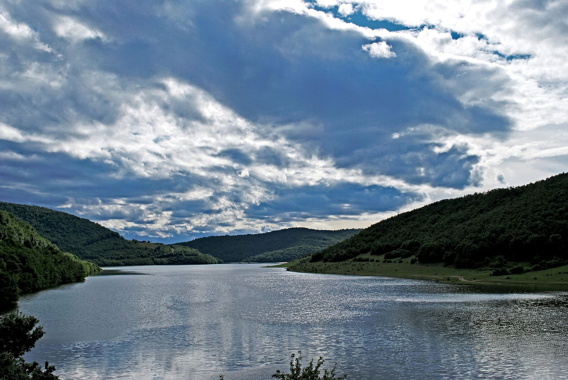 Strašna slika na jugu Srbije: Otpad se ponovo gomila uz jezero koje snabdeva hiljade ljudi vodom