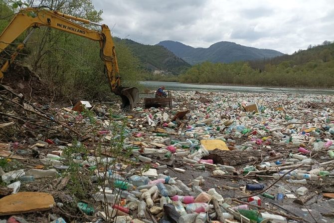 Potpećko jezero, smeće