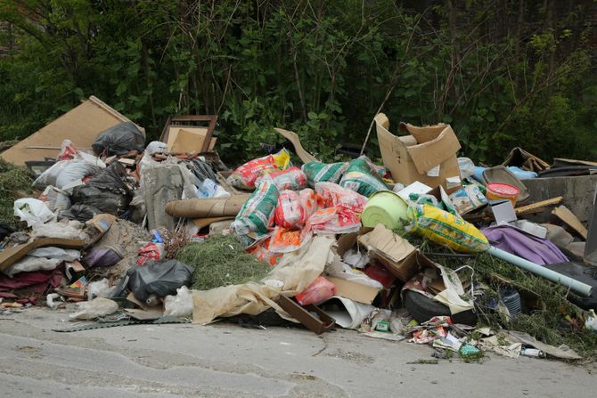 Divlja deponija kod Vrčina Divlja deponija kod Vrčina