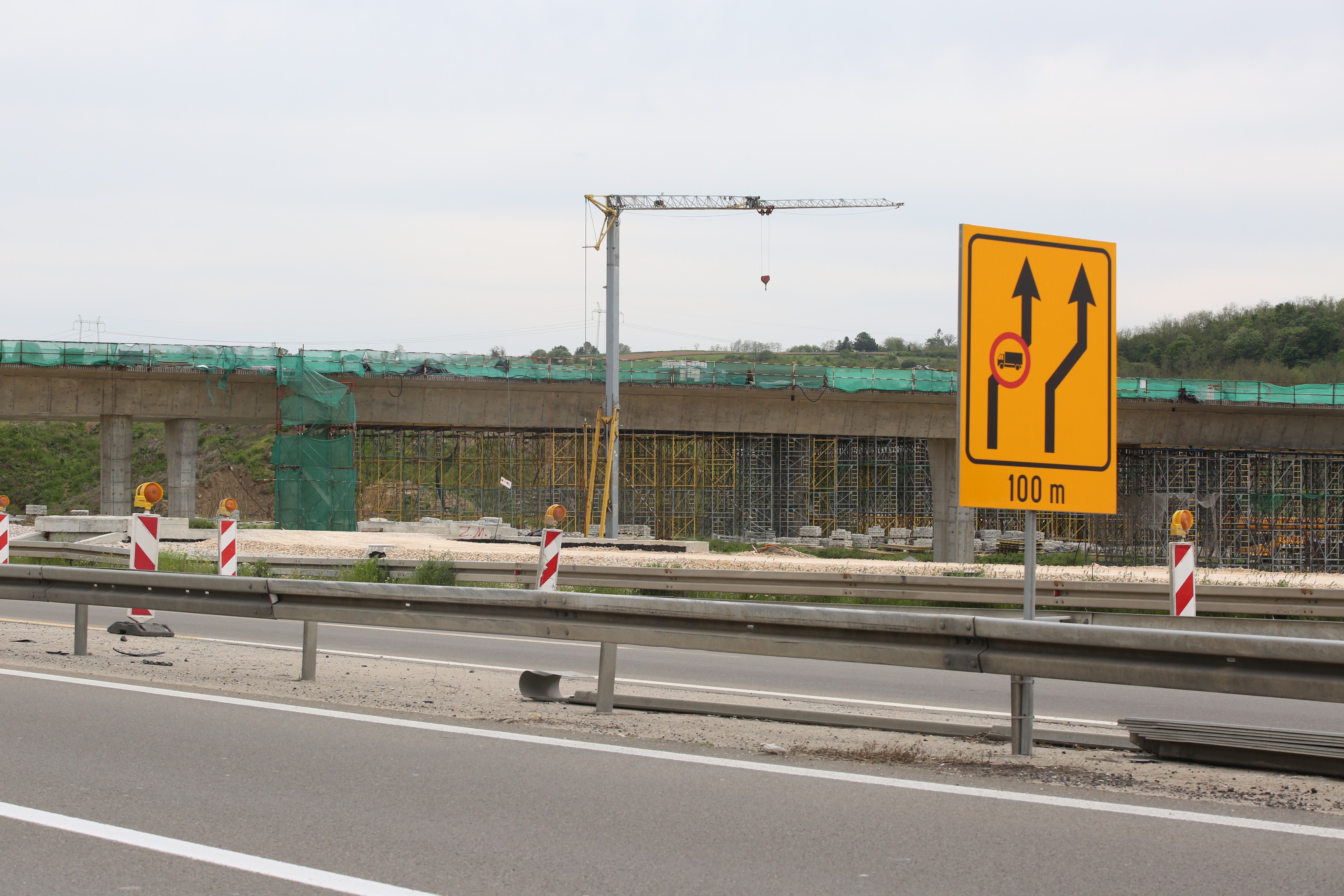 Vozači, oprez na ovoj deonici auto-puta: Od Uba do Lajkovca zatvorena preticajna traka za saobraćaj!