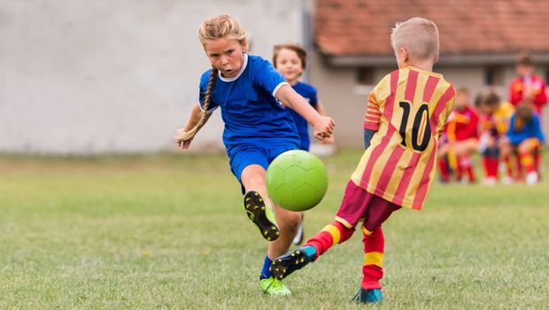 Devojčica, dečak, sport, igra fudbal