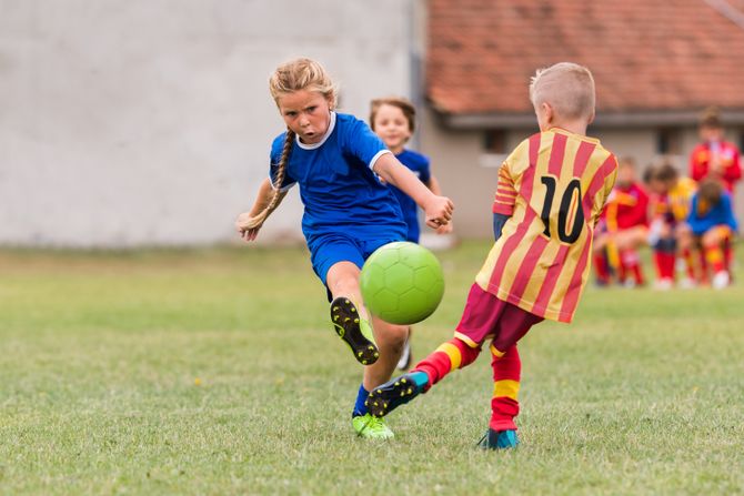 Devojčica, dečak, sport, igra fudbal