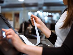 Devojka fiskalna kasa računi kasirka prodavačica