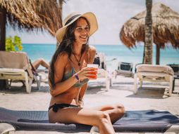 Kupaći kostim , devojka na plaži pije koktel