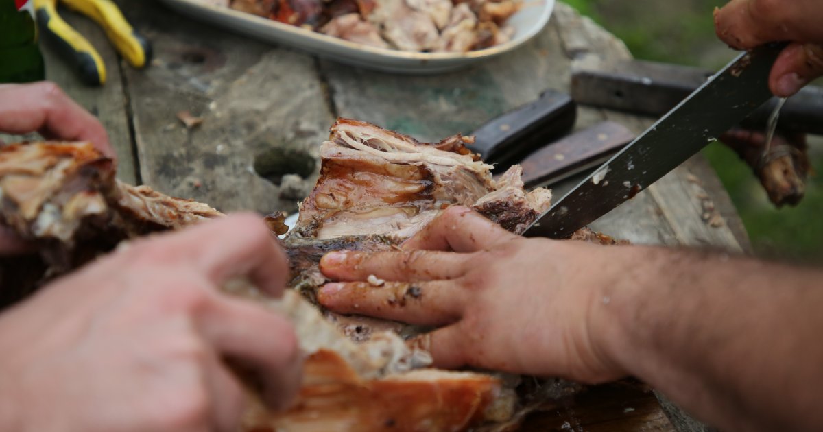 Mesar otkrio trik za savršeno pečenje: Jedna tečnost omekšava meso do savršenstva i čini ga sočnim kao puter