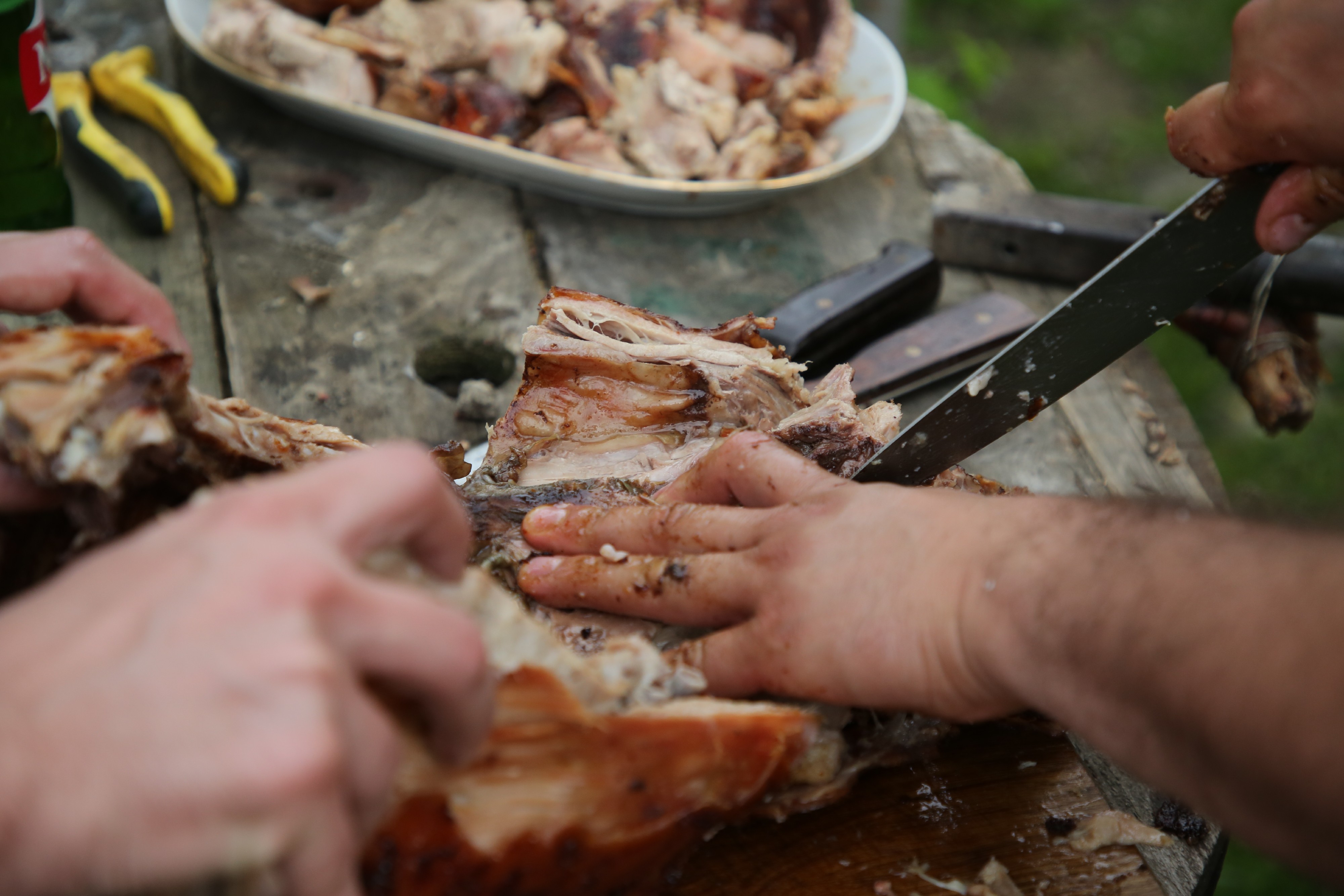 Mesar otkrio trik za savršeno pečenje: Jedna tečnost omekšava meso do savršenstva i čini ga sočnim kao puter