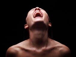 Žena vrišti, vrištanje, vrisak