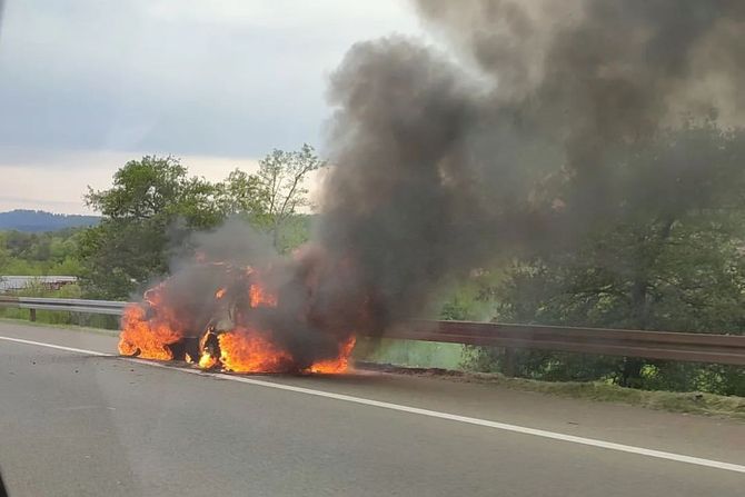 Automobil požar vatra Bubanj Potok