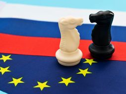 Rusija Evropska unija, zastave Evropske unije i Rusije šahovske figure, ruska i Eu zastava zastave rat u Ukrajini